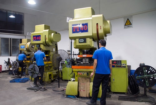 精密龍生產(chǎn)車(chē)間